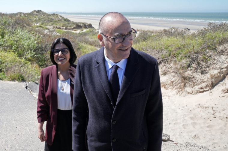 Le ministre français de l'Intérieur Laurent Nuñez (d) et son homologue britannique  Shabana Mahmood à Zuydcoote, dans le nord de la France, le 23 avril 2026 ( POOL / Stefan Rousseau )