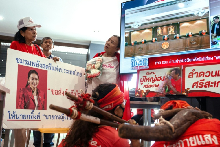 Des partisans de Paetongtarn Shinawatra, le 29 août 2025 à Bangkok ( AFP / Chanakarn Laosarakham )