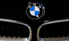 Le logo de BMW est visible à l'intérieur d'une concession automobile à Nimègue