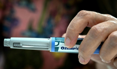 Du côté des pistes à approfondir, des données très préliminaires mais encourageantes ont été présentées sur un potentiel effet sur le cancer des médicaments populaires anti-obésité comme Ozempic ou Wegovy ( AFP / Indranil MUKHERJEE )