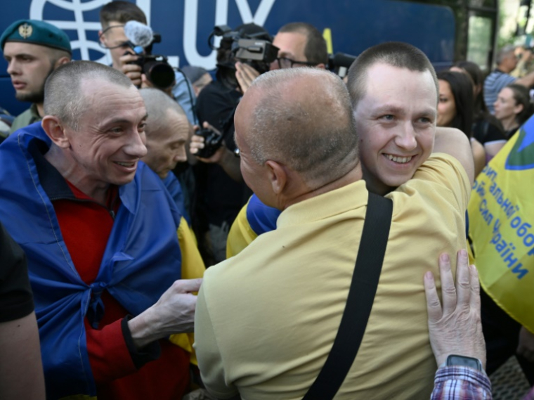 Des prisonniers de guerre ukrainiens accueillis par leurs proches après leur libération dans le cadre d'un échange avec la Russie, le 23 mai 2025 dans la région de Tcherniguiv ( AFP / Genya SAVILOV )