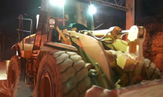 Après des frappes iraniennes, des ouvriers comblent un cratère sur une route de Jérusalem