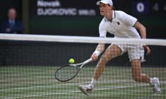 Le N.1 mondial, l'Italien Jannik Sinner, en demi-finale de Wimbledon contre le Serbe Novak Djokovic, le 10 juillet 2026 à Londres ( AFP / HENRY NICHOLLS )