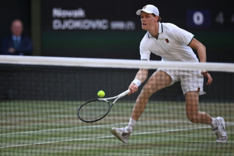Le N.1 mondial, l'Italien Jannik Sinner, en demi-finale de Wimbledon contre le Serbe Novak Djokovic, le 10 juillet 2026 à Londres ( AFP / HENRY NICHOLLS )