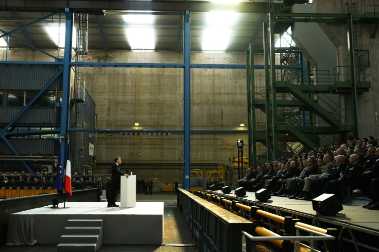 Le président Emmanuel Macron prononce un discours à côté du sous-marin nucléaire lanceur d'engins (SNLE) "Le Téméraire" - S617 lors de sa visite à la base navale de sous-marins nucléaires lanceurs d'engins de l'île Longue à Crozon, le 2 mars 2026 dans le Finistère ( POOL / Yoan VALAT )