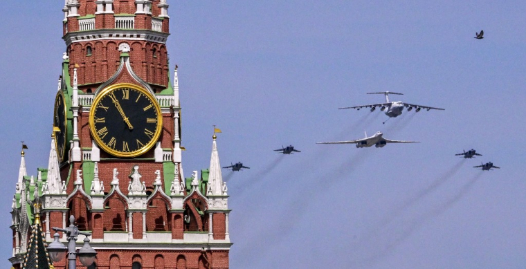 Des avions Mig, Tupolev et Iliouchine à Moscou, en Russie, le 7 mai 2022. ( AFP / YURI KADOBNOV )