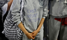 Un militant français, interpellé puis expulsé par Israël à la suite de l'interception de la flottille à destination de Gaza, portant un sweat-shirt sur lequel est inscrit "Exister, résister, revenir", à son arrivée à l'aéroport de Roissy-Charles-de-Gaulle, près de Paris, le 22 mai 2026 ( AFP / SIMON WOHLFAHRT )