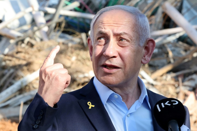 Le Premier ministre israélien Benjamin Netanyahu s'exprime lors d'une visite de l’Institut Weizmann des sciences de Rehovot, dans le centre du pays, touché par une frappe iranienne, le 20 juin 2025 ( POOL / Jack GUEZ )