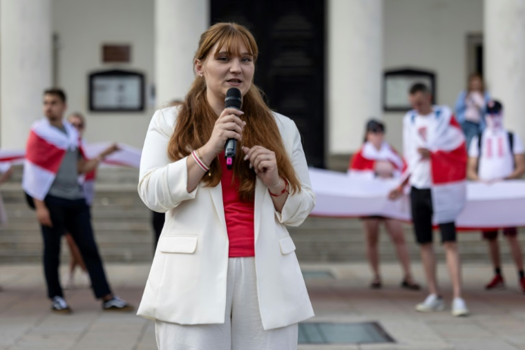 L'opposante Antanina Kanavalava s'exprime lors d'une manifestation de l'opposition bélarusse en exil, le 9 août 2025 à Varsovie, en Pologne ( AFP / Wojtek RADWANSKI )