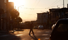 Un piéton dans une rue de San Francisco au lever du jour