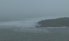 Des vagues s'abattent sur les côtes de Guam à l'approche du super typhon Bavi