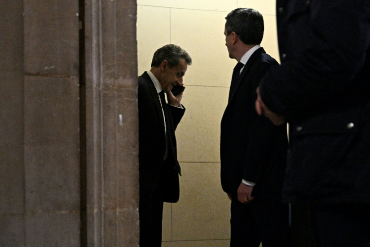 L'ex président français Nicolas Sarkozy pendant une pause lors de son procès en appel au Palais de Justice de Paris, le 16 mars 2026 ( AFP / JULIEN DE ROSA )