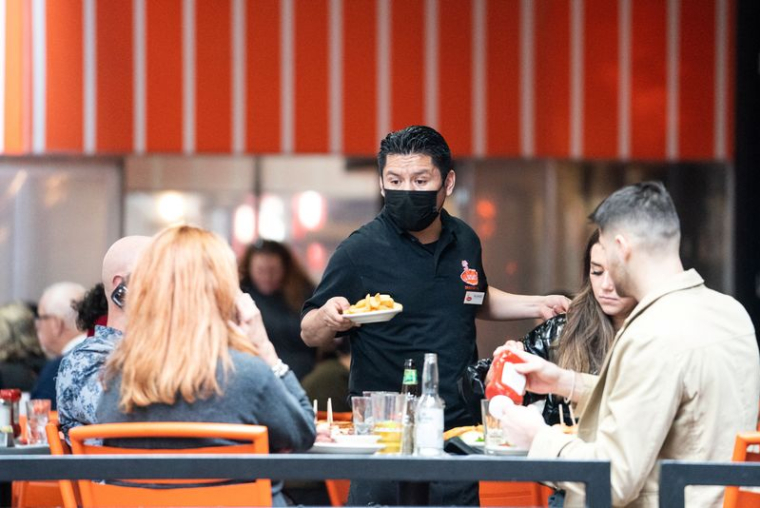 Un serveur dans un restaurant à New York