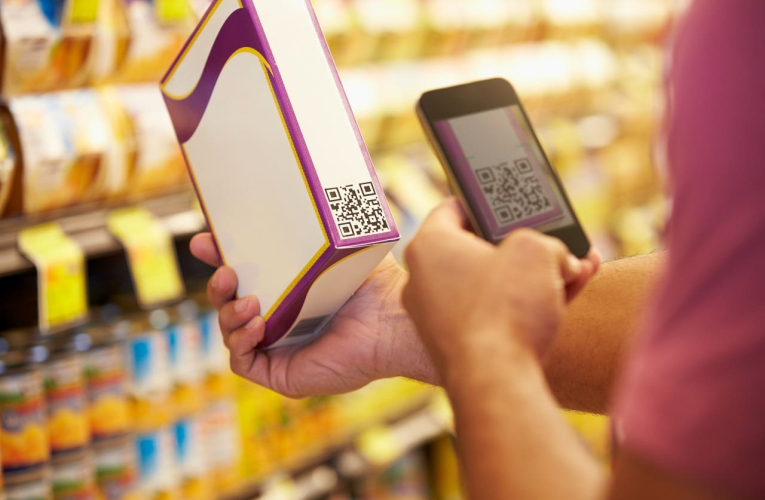(Crédits photo : Adobe Stock - QR code sur les emballages dans les supermarchés)