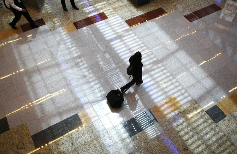 Un passager dans l'aéroport Hartsfield-Jackson d'Atlanta