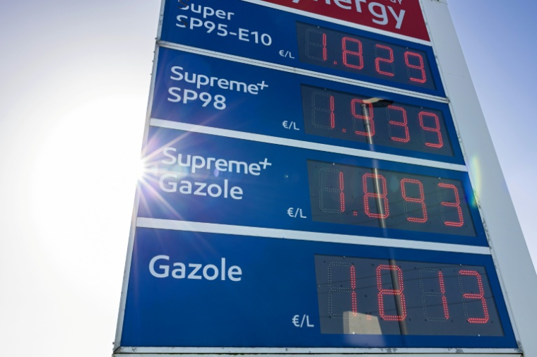 Les prix des carburants E10, SP98, diesel Supreme et diesel dans une station-service à Rely, dans le Pas-de-Calais, le 5 mars 2026 ( AFP / Sameer Al-DOUMY )