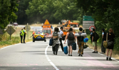 Des opposants au projet de l'autoroute A69 Toulouse-Castres quittent leur campement à Maurens-Scopont, dans le Tarn, le 6 juillet 2025 ( AFP / Matthieu RONDEL )