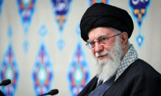 Photo fournie par le bureau du guide suprême iranien Ali Khamenei le montrant lors d'un rassemblement religieux à Téhéran le 19 février 2026 ( KHAMENEI.IR / Handout )