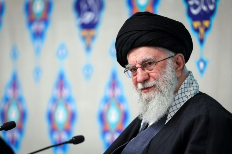 Photo fournie par le bureau du guide suprême iranien Ali Khamenei le montrant lors d'un rassemblement religieux à Téhéran le 19 février 2026 ( KHAMENEI.IR / Handout )