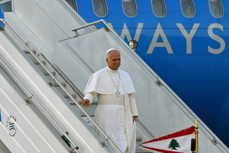 Le pape Léon XIV à son arrivée à l'aéroport internaiotnal de Beyrouth, le 30 novembre 2025 au Liban ( AFP / Andreas SOLARO )