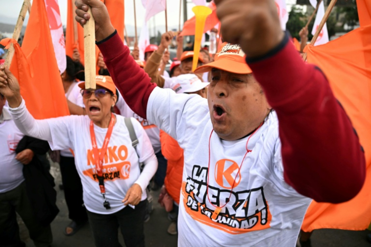 Des partisans de la candidate à la présidentielle péruvienne Keiko Fujimori scandent des slogans en attendant son arrivée à son meeting de clôture de campagne à Lima, le 4 juin 2026 ( AFP / MARTIN BERNETTI )