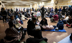 Photo des gens qui se réfugient dans une station de métro lors d'attaques massives de missiles russes à Kyiv