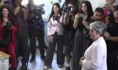 Chili: La principale candidate de gauche, Jeannette Jara, vote lors des élections générales