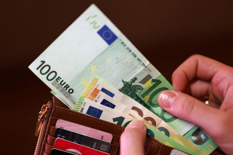 L'illustration montre des billets en euros