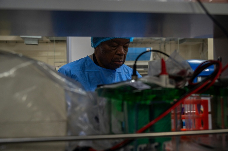 Le professeur Jean-Jacques Muyembe dans son laboratoire de l'Institut national de recherche biomédicale (INRB) à Kinshasa le 20 mai 2026 ( AFP / Hardy BOPE )