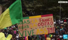 "Nous sommes contre la politique française au Mali" : la montée du sentiment anti-français à Bamako