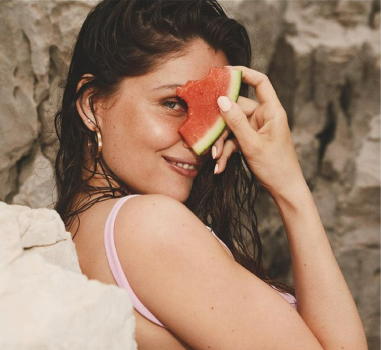 Les vacances d’été en France ont la cote chez les stars. crédit photo : Capture d’écran Instagram @laetitiacasta