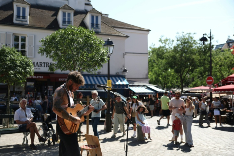 Le guitariste et chanteur franco-britannique Nick Mallen joue dans le quartier Montmartre à Paris pour la Fête de la musique, le 21 juin 2025 ( AFP / ROMAIN PERROCHEAU )