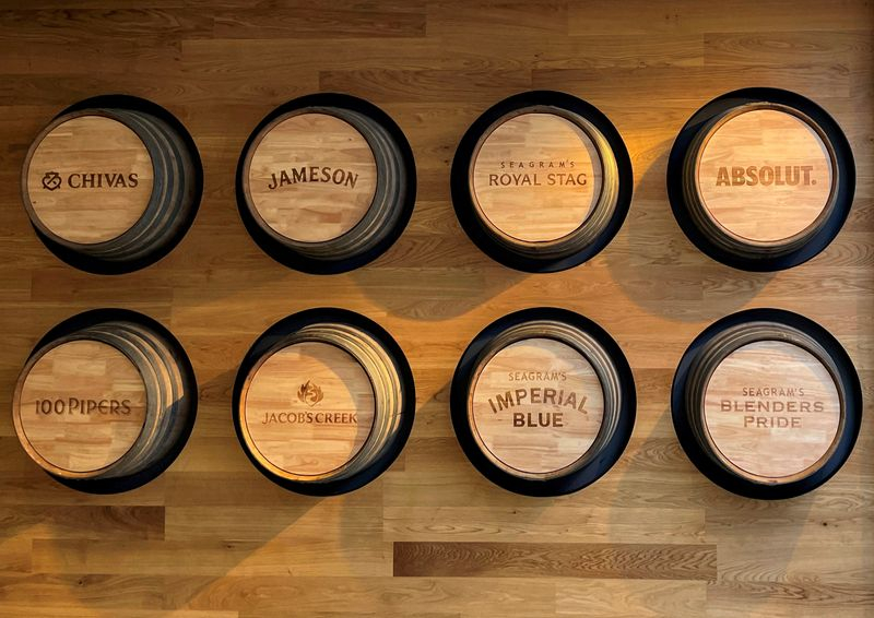 Les marques de Pernod Ricard sont vues à l'intérieur de son bureau indien à Gurugram