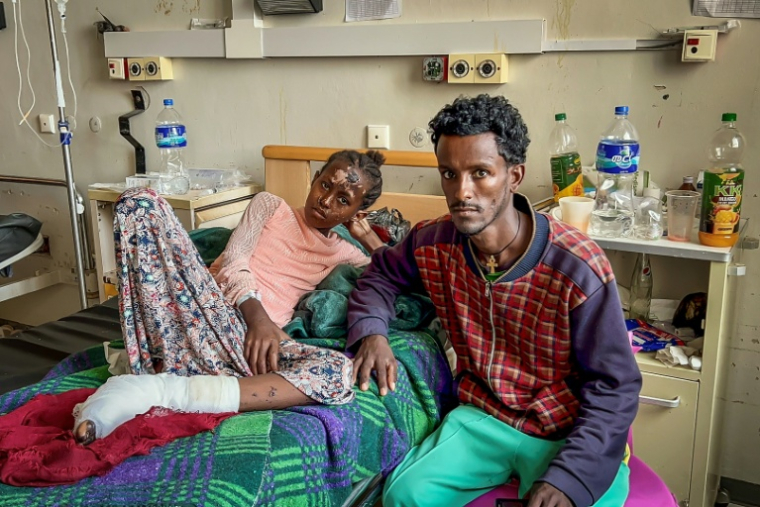 Hana, 12 ans soigne sa blessure, le 6 octobre 2026, au côté d'un proche, à l'hôpital Ayder de Mekele, capitale de l'Etat régional du Tigré dans le nord de l'Ethiopie ( AFP / - )