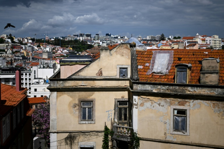 Des immeubles à l'abandon à Lisbonne, le 9 mai 2025 au Portugal ( AFP / PATRICIA DE MELO MOREIRA )