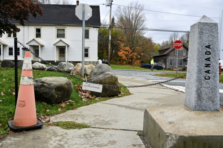 Un panneau et une chaîne indiquent la fermeture d'un passage pour piétons qui permettaient l'accès à la bibliothèque Haskell depuis le Canada, le 22 octobre 2025 à Stanstead ( AFP / Daphné LEMELIN )