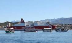 Un ferry de la Corsica Linea bloqué à l'entrée du port d'Ajaccio par des bateaux de pêche, le 7 avril 2026 ( AFP / Pascal POCHARD-CASABIANCA )