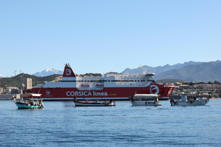 Un navire de Corsica Linea attend alors que des pêcheurs bloquent l'entrée du port d'Ajaccio, le 7 avril 2026 en Corse ( AFP / Pascal POCHARD-CASABIANCA )