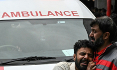 Des Pakistanais pleurent la mort de leurs proches après un attentat-suicide dans une mosquée chiite d'Islamabad, au Pakistan, le 6 février 2026 ( AFP / Aamir QURESHI )