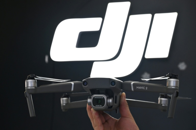 Un employé présente le nouveau drone Mavic Pro 2 dans un magasin DJI à Shanghai, le 22 mai 2019 ( AFP / Hector RETAMAL )