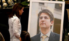 Maria Claudia Tarazona, la veuve du candidat à la présidence de la Colombie et sénateur Miguel Uribe, assiste à la veillée funéraire au Congrès colombien à Bogota le 11 août 2025 ( AFP / Raul ARBOLEDA )