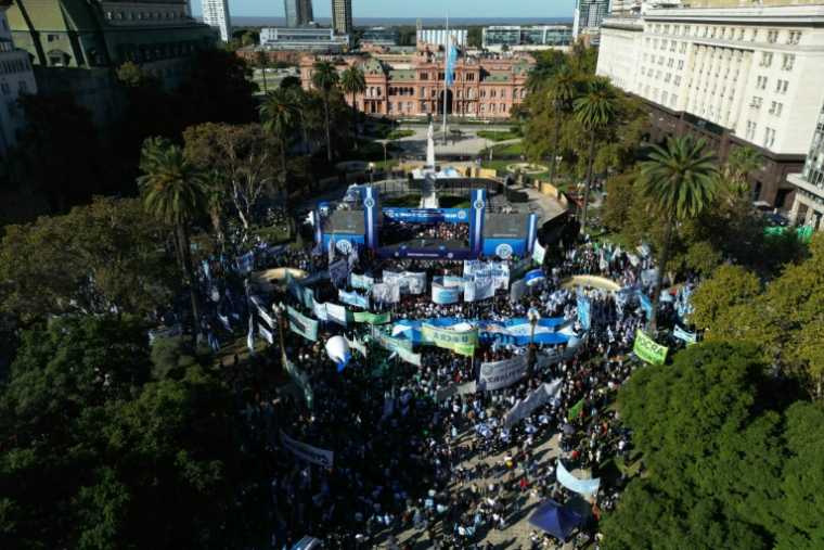 Manifestation organisée par les syndicats argentins à Buenos Aires, l'Argentine figurant parmi les "pires pays au monde pour les travailleurs", le 30 avril 2026 ( AFP / Juan Mabromata )