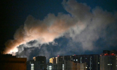 De la fumée s’élève après une frappe de missile russe sur la capitale ukrainienne, Kiev, le 2 juillet 2026 ( AFP / Sergei SUPINSKY )