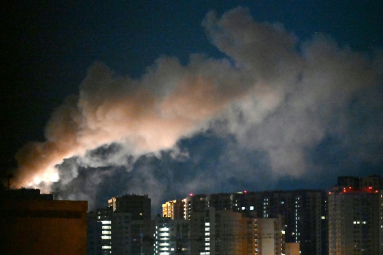 De la fumée s’élève après une frappe de missile russe sur la capitale ukrainienne, Kiev, le 2 juillet 2026 ( AFP / Sergei SUPINSKY )