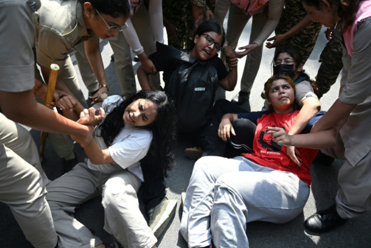 Interpellation par la police de sympathisantes du mouvement des "cafards", fer de lance de la révolte étudiante en Inde, le 10 octobre 2026 à New Delhi  ( AFP / Arun SANKAR )