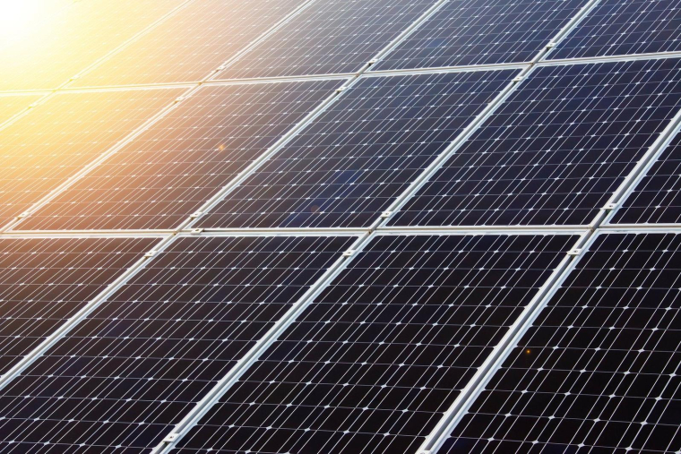 Les panneaux solaires et une éolienne fournissent l'électricité suffisante pour leurs besoins quotidiens. (Illustration) (PublicDomainPictures / Pixabay)