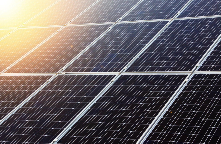 Les panneaux solaires et une éolienne fournissent l'électricité suffisante pour leurs besoins quotidiens. (Illustration) (PublicDomainPictures / Pixabay)