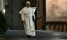 Le pape Léon XIV quitte le Vatican et se rend à pied à sa résidence après une réunion de deux jours avec les cardinaux dans le cadre d'un consistoire extraordinaire au Vatican, le 8 janvier 2026 ( AFP / Filippo MONTEFORTE )