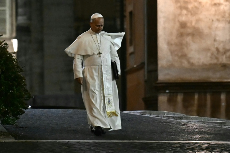 Le pape Léon XIV quitte le Vatican et se rend à pied à sa résidence après une réunion de deux jours avec les cardinaux dans le cadre d'un consistoire extraordinaire au Vatican, le 8 janvier 2026 ( AFP / Filippo MONTEFORTE )