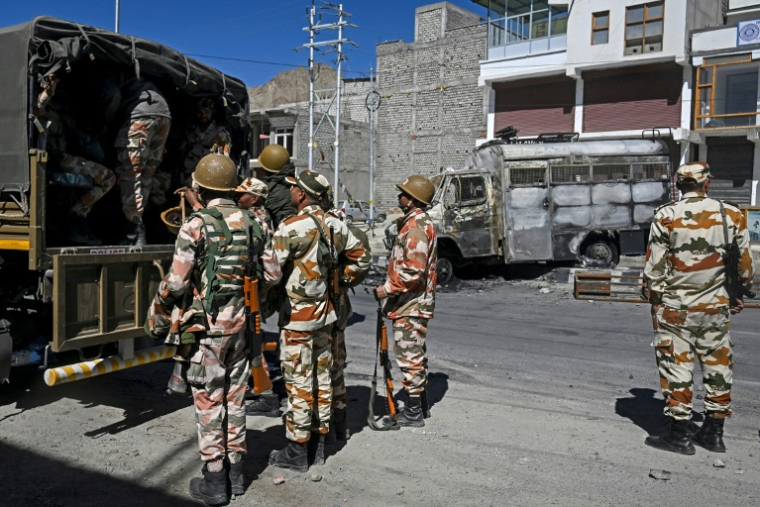 Des membres des forces de sécurité indiennes dans une rue de Leh (extrême nord de l'Inde) pendant un couvre-feu imposé par l'administration après de violents affrontements entre la police et des manifestants, le 25 septembre 2025 ( AFP / TAUSEEF MUSTAFA )